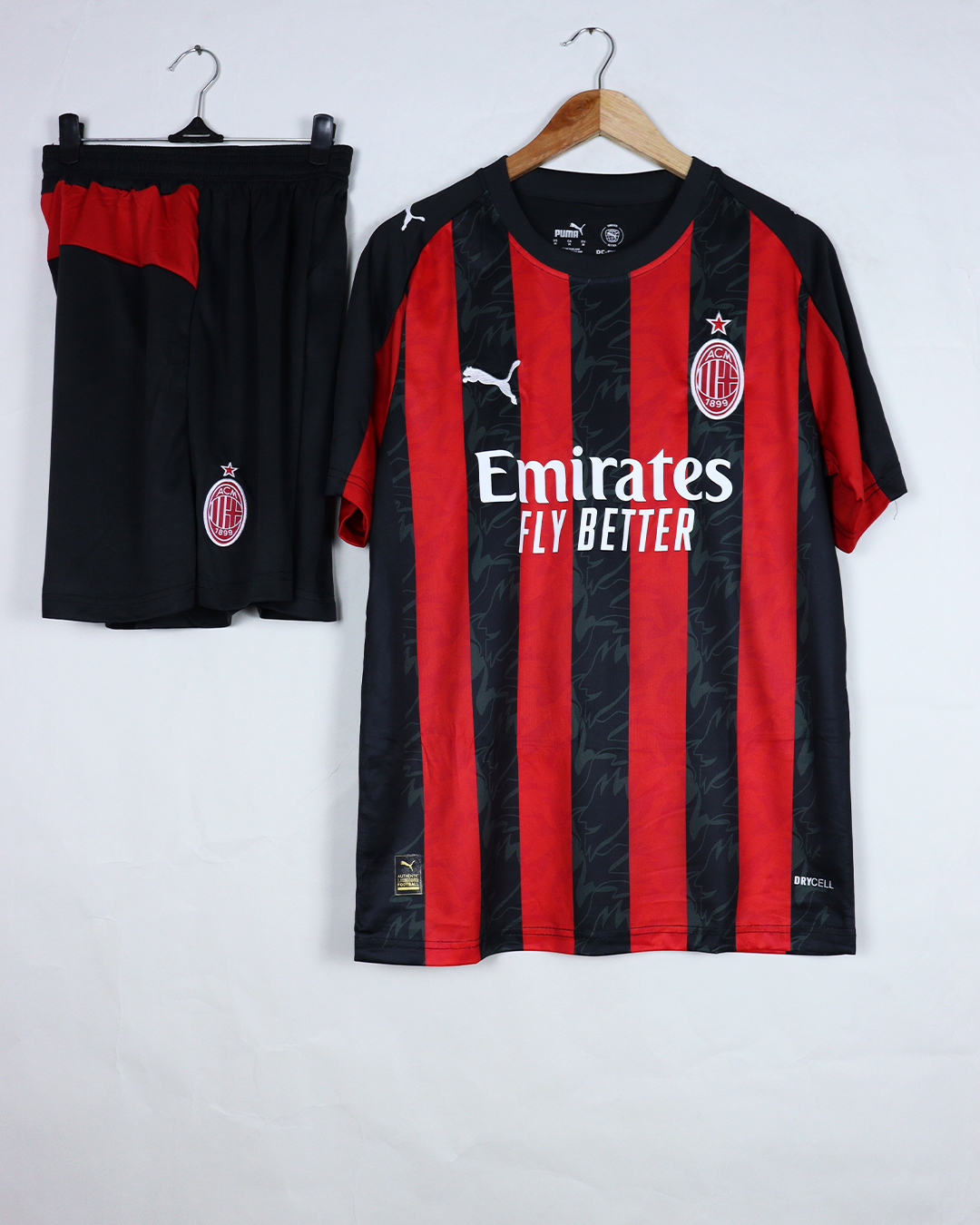 ميلان الأساسي مشجع 25/26