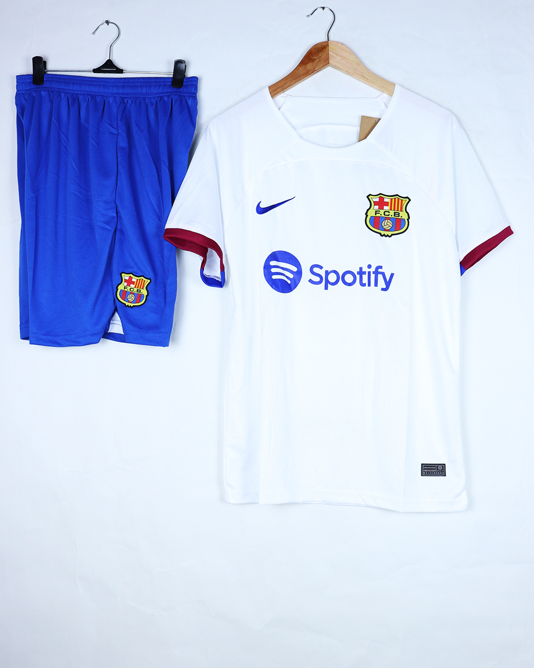 برشلونة  الأبيض مشجع 23/24 