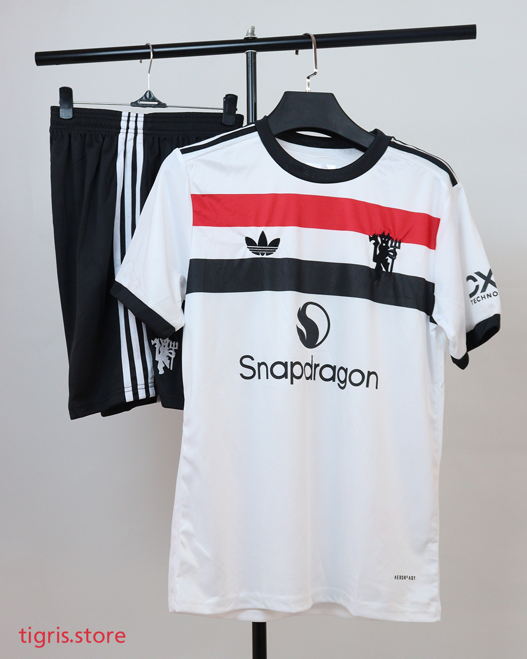 مانشستر يونايتد الأبيض مشجع 24/25