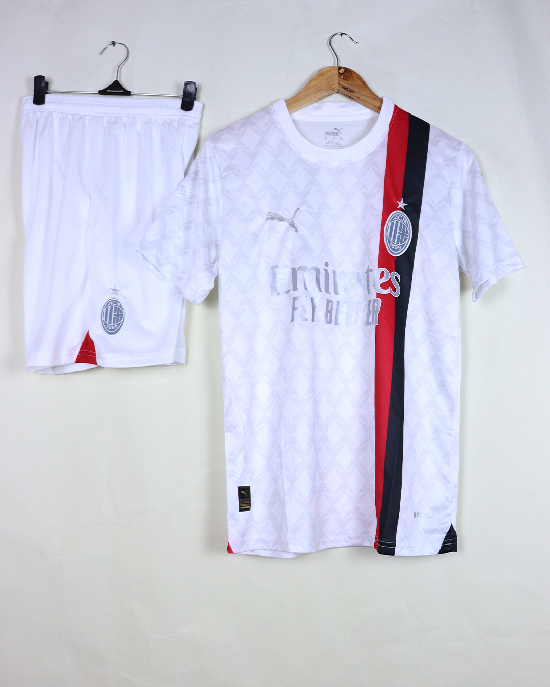 ميلان الأبيض 23/24 مشجع